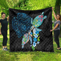 Hawaiian Couple Turtles Honi Quilt Polynesian Art Motifs and Hibiscus Black Blue Color - Polynesian Pride