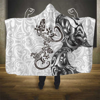 New Zealand Gecko Maori Art Tattoo Hooded Blanket White Color