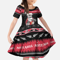 New Zealand Santa Tiki Christmas Family Matching Puletasi and Hawaiian Shirt Meri Kirihimete LT05 Daughter's Dress Black - Polynesian Pride