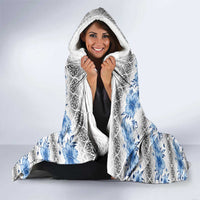 Samoa White Sunday Hooded Blanket Samoan Tapa Blue Hibiscus - Polynesian Pride