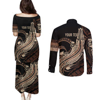 Personalized Solomon Islands Crocodile Couples Matching Puletasi and Long Sleeve Button Shirt Hapi Isles - Independence Anniversary