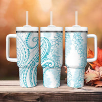 Polynesia Plumeria Lei Tumbler With Handle White Turquoise Curves Motif