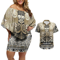 Aotearoa Iwi Waikato Tainui Couples Matching Off Shoulder Short Dress and Hawaiian Shirt Maori Wharenui House Tribal Pattern LT9 Light Gold - Polynesian Pride
