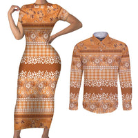 Hawaiian Hibiscus Honu Couples Matching Short Sleeve Bodycon Dress and Long Sleeve Button Shirt Gold Mele Kalikimaka Palaka Spirit LT9 Gold - Polynesian Pride