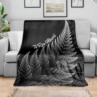 New Zealand Te Reo Māori Blanket Simple Black Fern