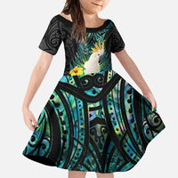 Sulphur-crested Cockatoo New Zealand Family Matching Long Sleeve Bodycon Dress and Hawaiian Shirt Paua Shell Aotearoa Maori Tropical Flowers LT14 Daughter's Dress Black - Polynesian Pride