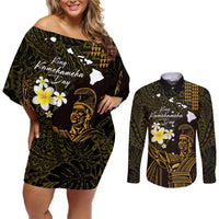 Personalised Hawaii King Kamehameha Day Couples Matching Off Shoulder Short Dress and Long Sleeve Button Shirt Plumeria With Kakau Pattern - Gold LT14 Gold - Polynesian Pride