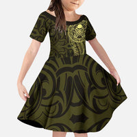 New Zealand Skull Darts Family Matching Puletasi and Hawaiian Shirt Aotearoa Maori Chest Tattoo Stylized Gold LT14 Daughter's Dress Gold - Polynesian Pride
