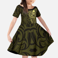 New Zealand Skull Darts Family Matching Short Sleeve Bodycon Dress and Hawaiian Shirt Aotearoa Maori Chest Tattoo Stylized Gold LT14 Daughter's Dress Gold - Polynesian Pride