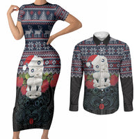 New Zealand Hei Tiki Christmas In July Couples Matching Short Sleeve Bodycon Dress and Long Sleeve Button Shirt Pohutukawa Santa Xmas Polynesian Pattern LT22 Black - Polynesian Pride