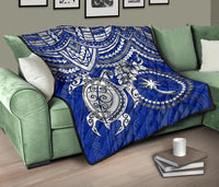 Chuuk Polynesian Premium Quilt - Chuuk Flag & White Turtle Hibiscus (Blue) - Polynesian Pride