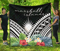 Marshall Islands Premium Quilt - Marshall Islands Coat of Arms & Polynesian Tropical Flowers White - Polynesian Pride