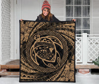 Hawaiian Kanaka Honu Hibiscus Tornando Gold Polynesian Premium Quilt - Polynesian Pride