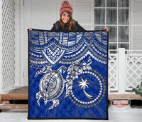 Chuuk Polynesian Premium Quilt - Chuuk Flag & White Turtle Hibiscus (Blue) - Polynesian Pride