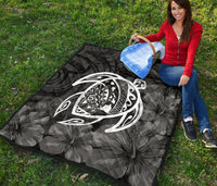 Hawaii Turtle Kanaka Map Hibiscus Poly Premium Quilt - White - Polynesian Pride