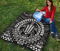 Hawaiian Kakau Honu Arc White Polynesian Premium Quilt - Polynesian Pride