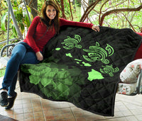 Hawaii Hibiscus Map Hidden Polynesian Green Premium Quilt - Polynesian Pride