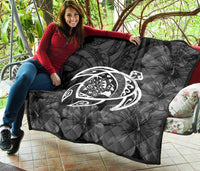 Hawaii Turtle Kanaka Map Hibiscus Poly Premium Quilt - White - Polynesian Pride