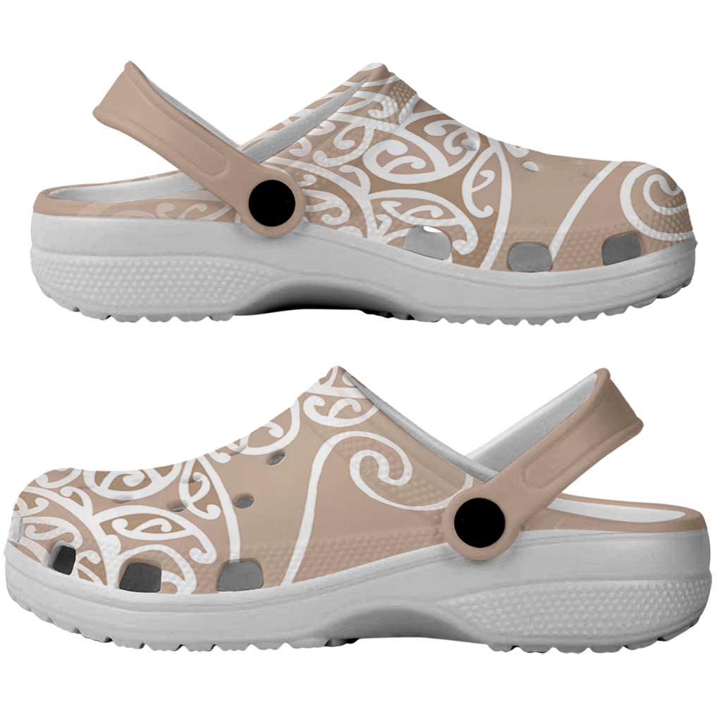 Aotearoa Maori Koru Curves Clogs Shoes Silver Ferns - Mocha
