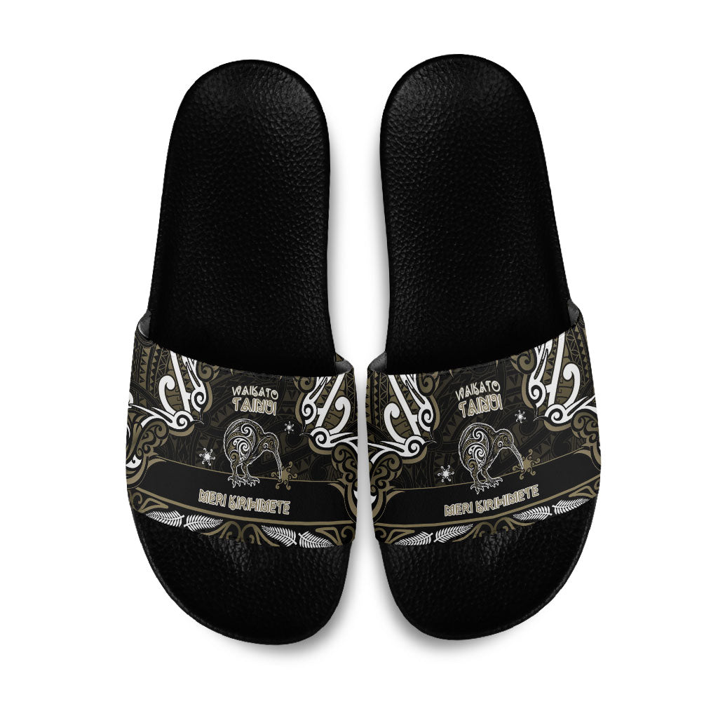 Waikato Tainui Aotearoa Meri Kirihimete Slide Sandals Maori Kiwi Bird Silver Fern Koru Pattern DT05 Gold - Polynesian Pride