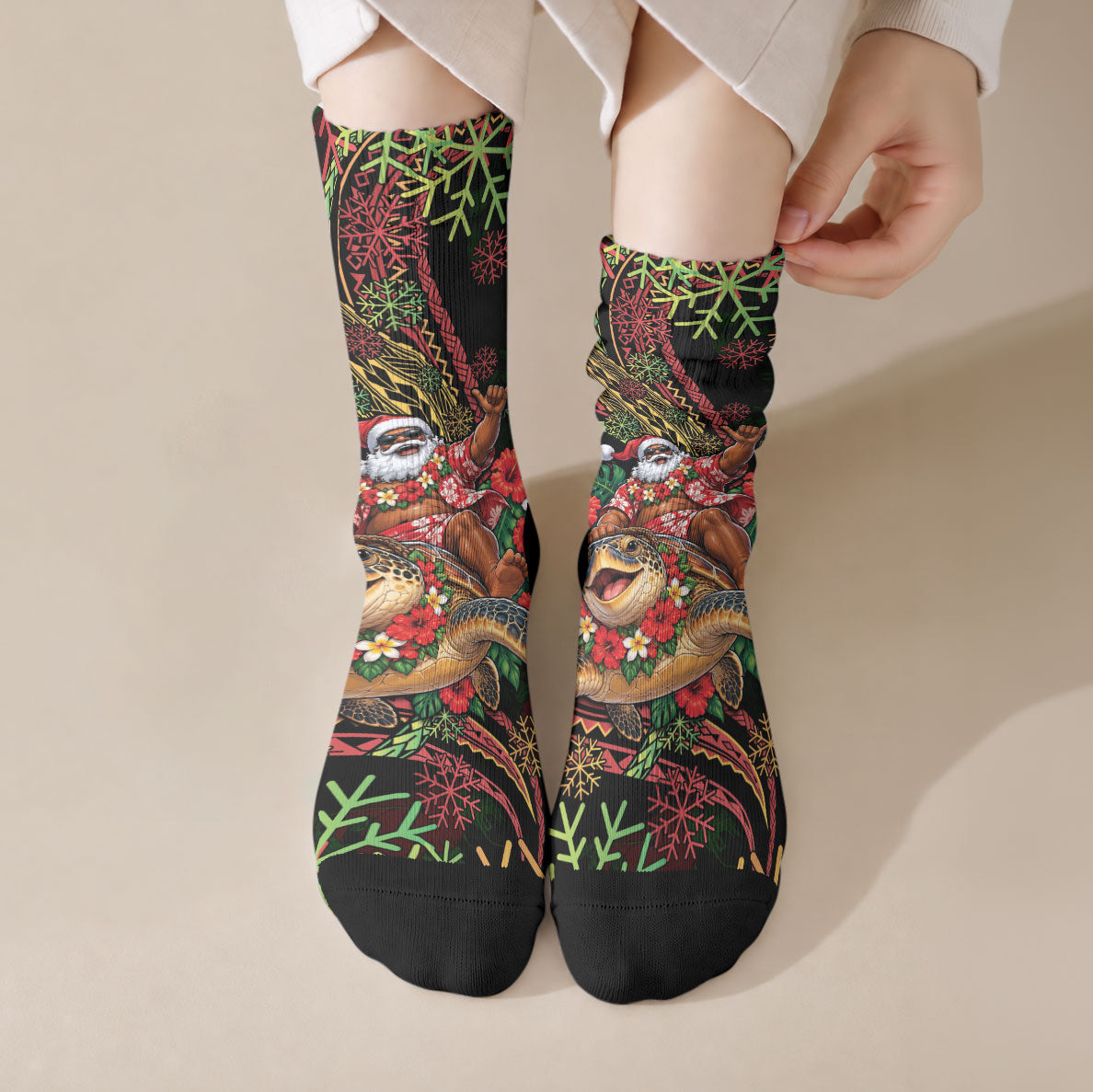 Hawaii Christmas Crew Socks Aloha Santa Riding Honu DT05 Crew Socks Black - Polynesian Pride