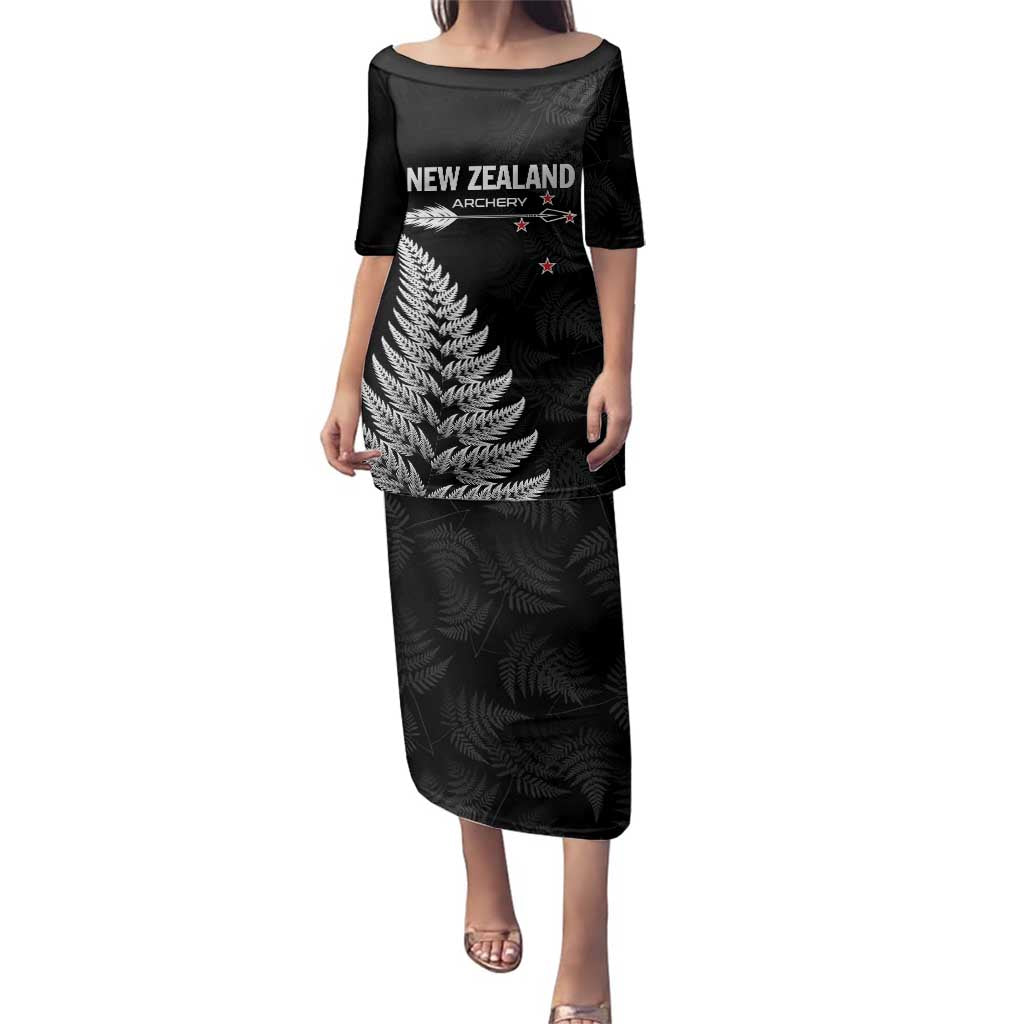 Personalised New Zealand 2025 Archery Family Matching Puletasi and Hawaiian Shirt Aotearoa Silver Arrows Black LT01 Mom's Dress Black - Polynesian Pride