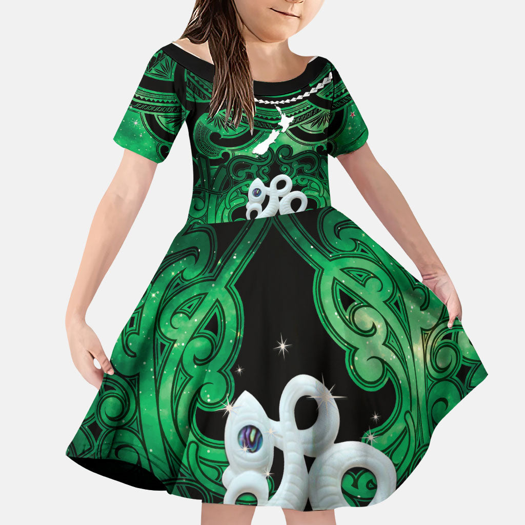 Personalised Maori Matariki Manaia Kakariki Family Matching Summer Maxi Dress and Hawaiian Shirt Maori Kowhaiwhai Pattern Galaxy LT01 Daughter's Dress Green - Polynesian Pride