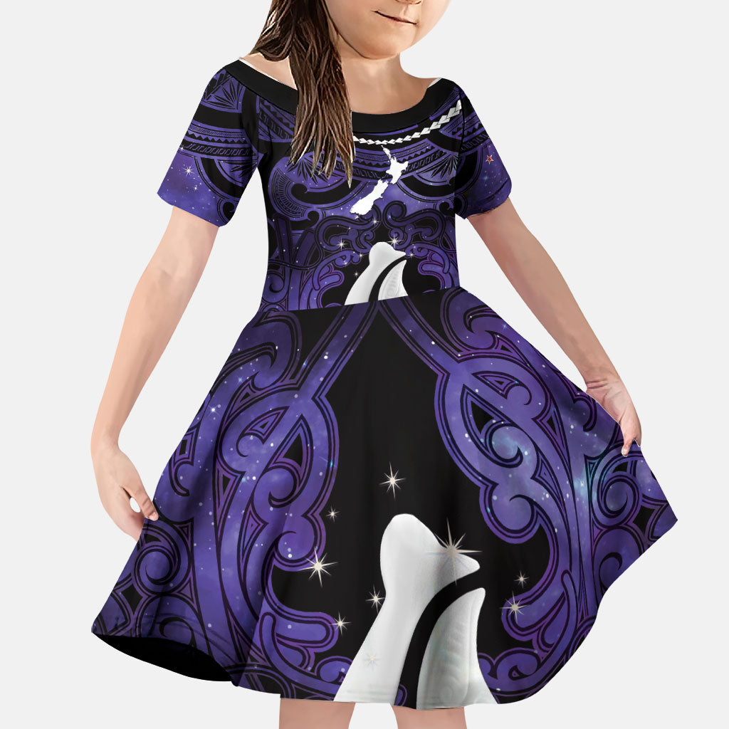 Personalised Maori Matariki Hei Matau Waiporoporo Family Matching Off Shoulder Maxi Dress and Hawaiian Shirt Maori Kowhaiwhai Pattern Galaxy LT01 Daughter's Dress Purple - Polynesian Pride