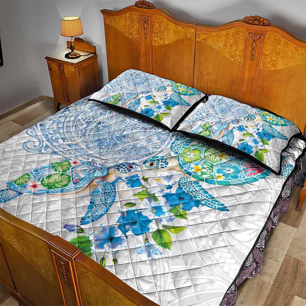 Hawaiian Couple Turtles Honi Quilt Bed Set Polynesian Art Motifs and Hibiscus White Blue Color - Polynesian Pride