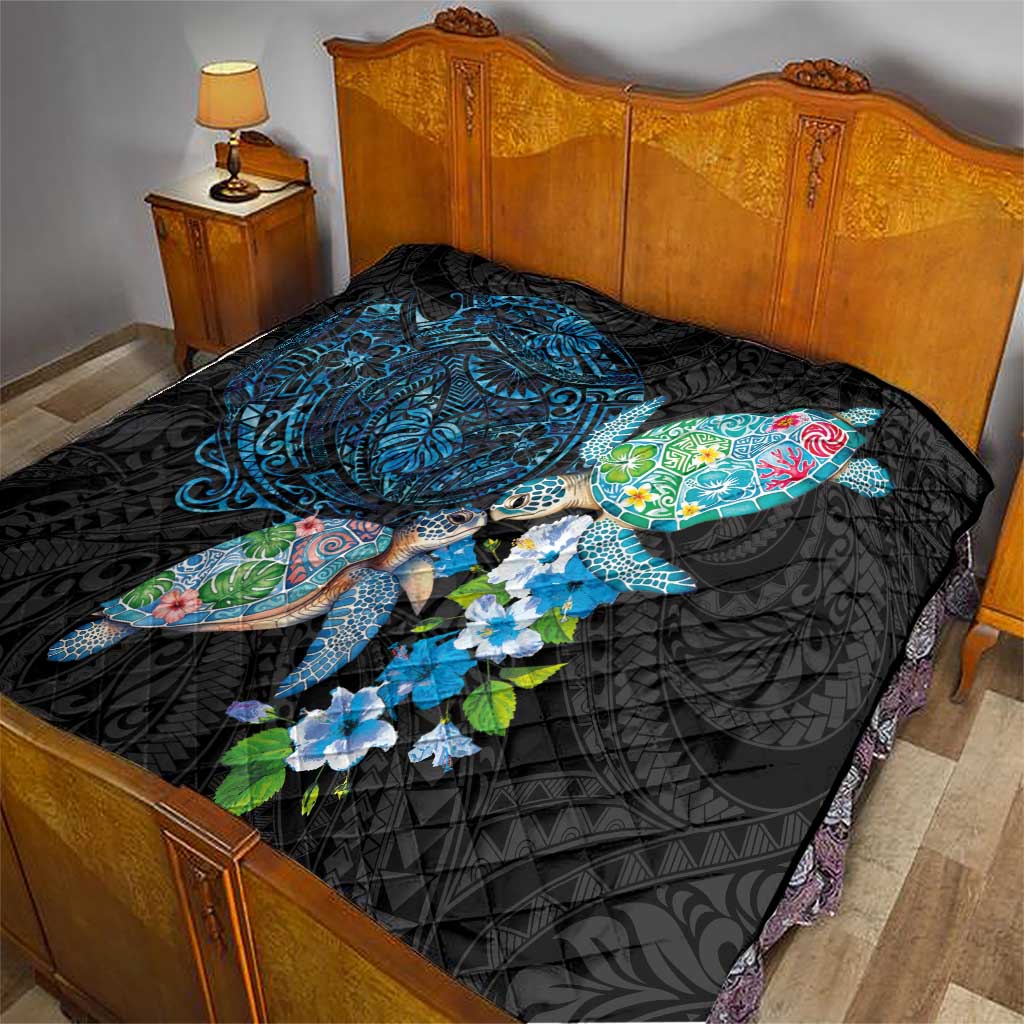 Hawaiian Couple Turtles Honi Quilt Polynesian Art Motifs and Hibiscus Black Blue Color - Polynesian Pride