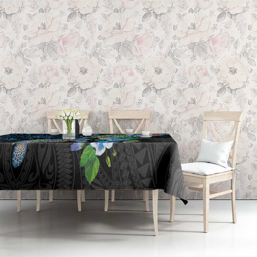 Hawaiian Couple Turtles Honi Tablecloth Polynesian Art Motifs and Hibiscus Black Blue Color - Polynesian Pride