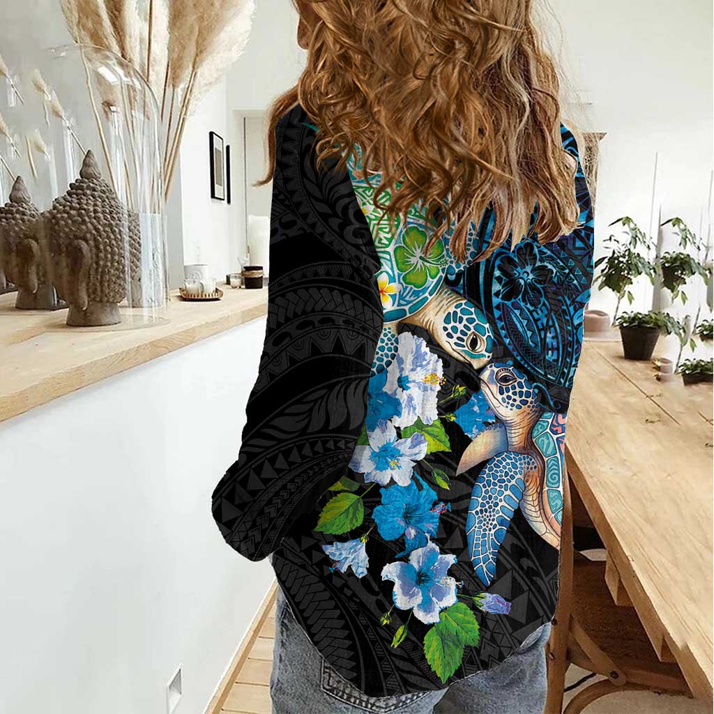 Hawaiian Couple Turtles Honi Women Casual Shirt Polynesian Art Motifs and Hibiscus Black Blue Color LT03 - Polynesian Pride