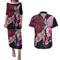 Hawaiian Couple Turtles Honi Couples Matching Puletasi and Hawaiian Shirt Polynesian Art Motifs and Hibiscus Black Red Color LT03 Black - Polynesian Pride