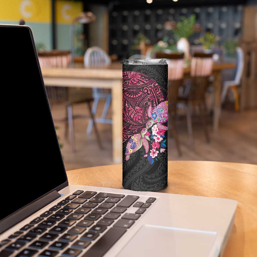 Hawaiian Couple Turtles Honi Skinny Tumbler Polynesian Art Motifs and Hibiscus Black Red Color LT03 - Polynesian Pride