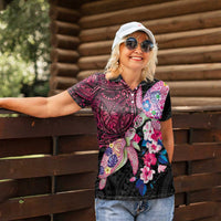 Hawaiian Couple Turtles Honi Women Polo Shirt Polynesian Art Motifs and Hibiscus Black Red Color LT03 - Polynesian Pride