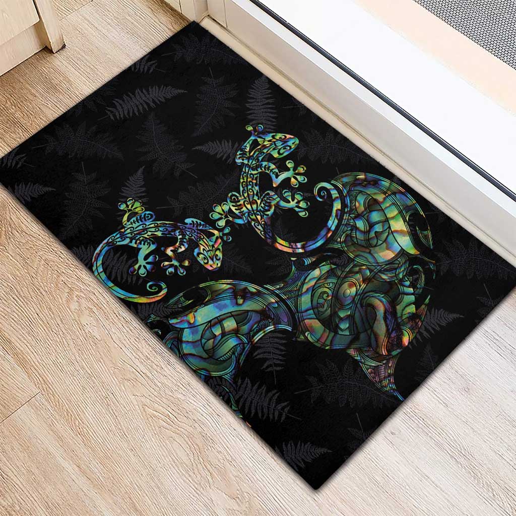 New Zealand Gecko Maori Art Tattoo Rubber Doormat Silver Fern and Paua Shell Mode