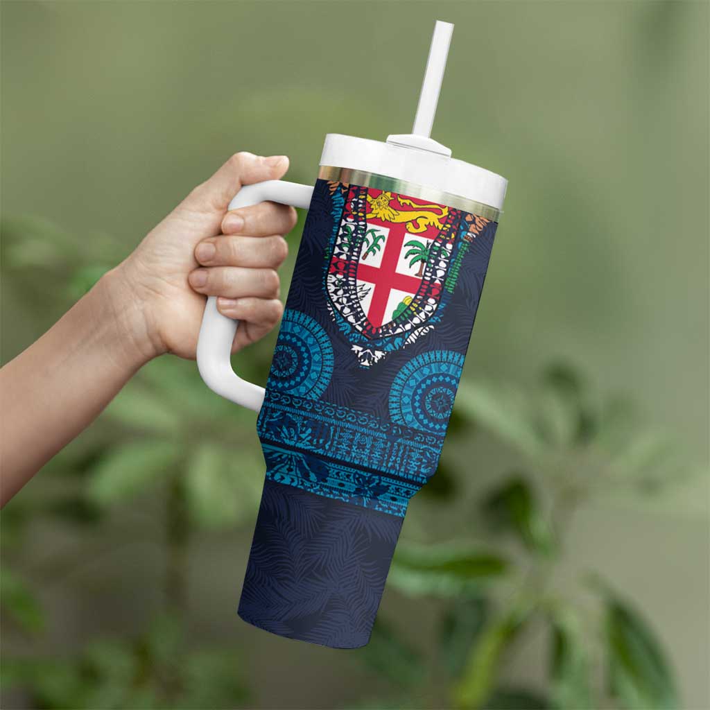 Fiji Coat of Arms Traditional Dashiki Tumbler With Handle Tapa Art and Palm Leaves Pattern Dark Navy Color - Polynesian Pride