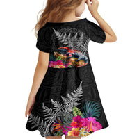 New Zealand Tuatara Kid Short Sleeve Dress Silver Fern Hibiscus and Tribal Maori Pattern Black Color LT03 - Polynesian Pride