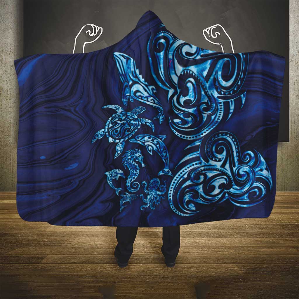 New Zealand Connecting with Seas Hooded Blanket Maori Tribal and Sea Animals Tattoo - Sea Texture Glass Style
