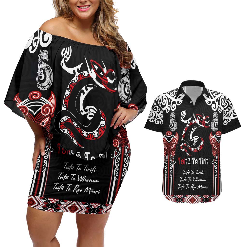 Aotearoa Toitu Te Tiriti-Maori Taniwha Couples Matching Off Shoulder Short Dress and Hawaiian Shirt Toitu Te Whenua Toitu Te Reo Maori LT03 Black - Polynesian Pride
