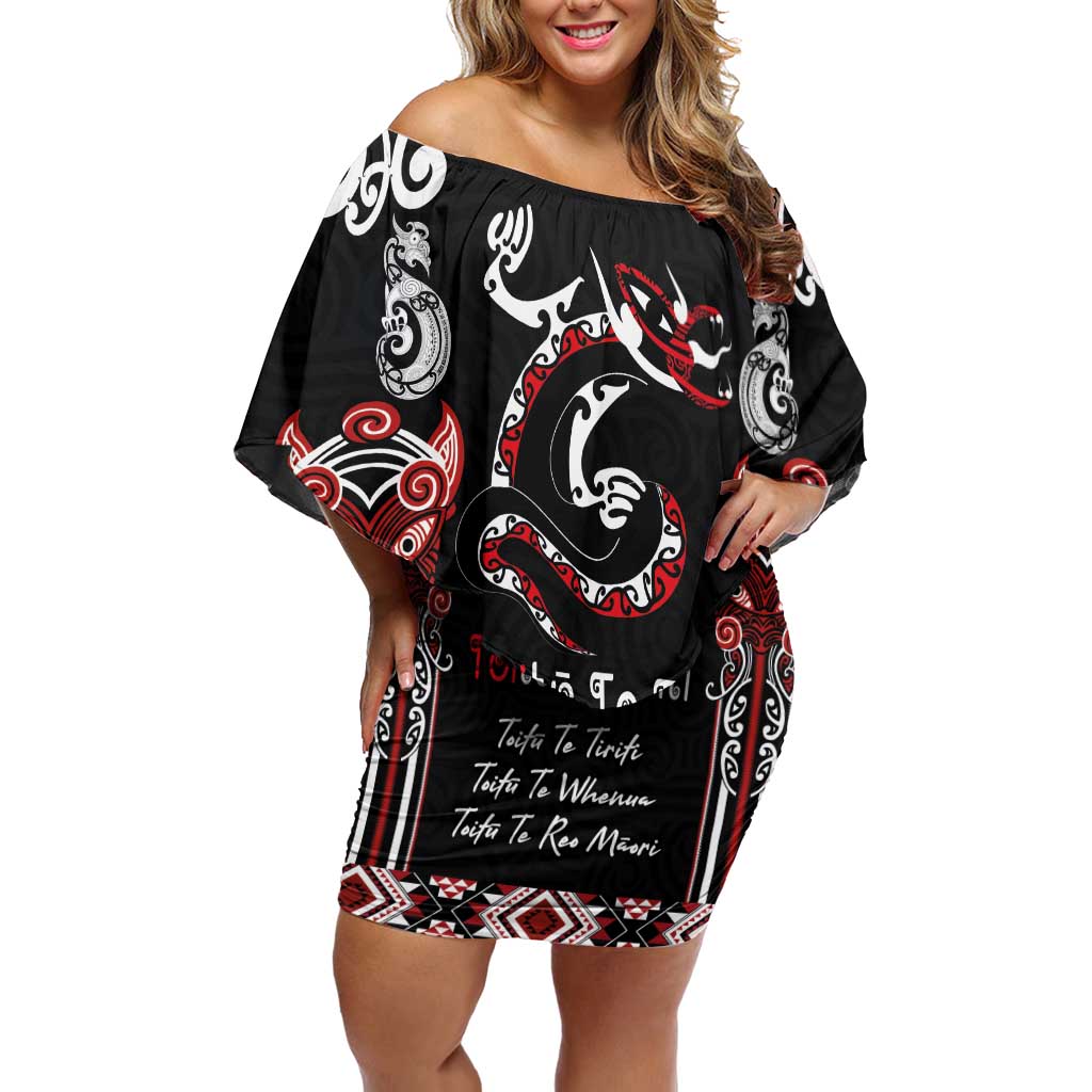 Aotearoa Toitu Te Tiriti-Maori Taniwha Family Matching Off Shoulder Short Dress and Hawaiian Shirt Toitu Te Whenua Toitu Te Reo Maori LT03 Mom's Dress Black - Polynesian Pride