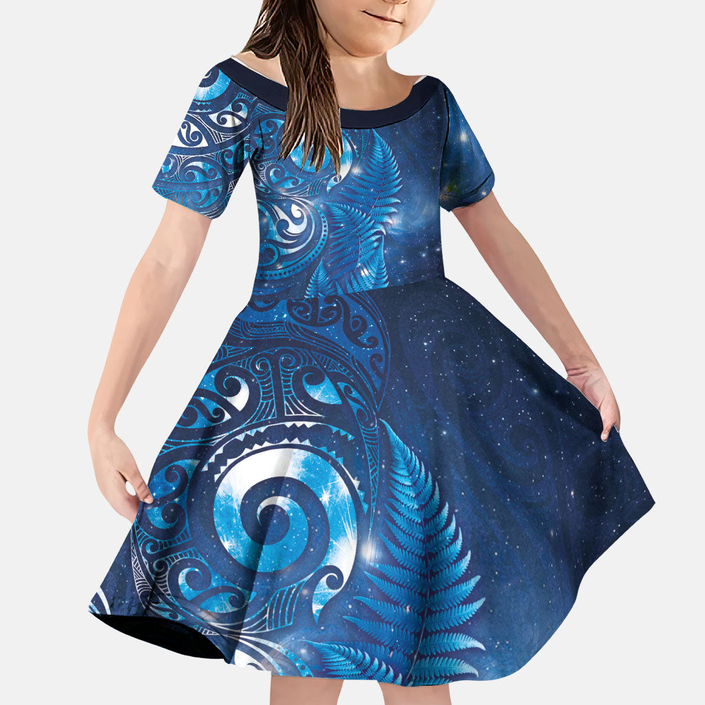 Aotearoa New Zealand New Year Family Matching Off Shoulder Maxi Dress and Hawaiian Shirt Tribal Koru Tattoo Blue Galaxy Maori Silver Fern LT03 Daughter's Dress Blue - Polynesian Pride