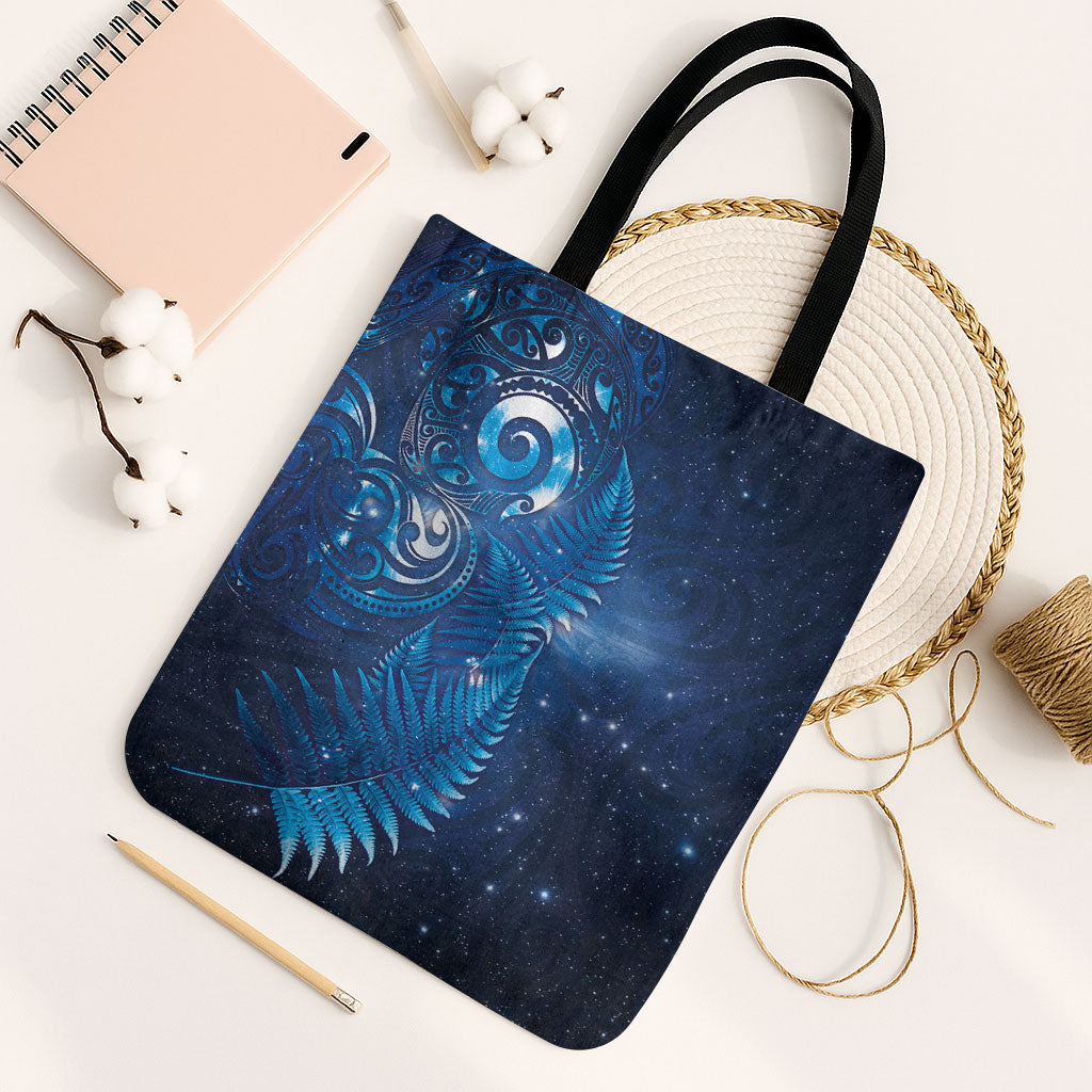 Aotearoa New Zealand New Year Tote Bag Tribal Koru Tattoo Blue Galaxy Maori Silver Fern LT03 Black Strap One Size Blue - Polynesian Pride