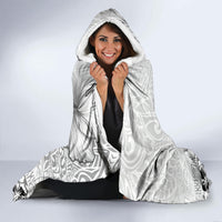 Hawaii Hibiscus With White Polynesian Pattern Hooded Blanket