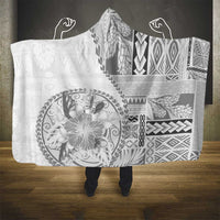 Samoa Siapo Elegant Hooded Blanket Hibiscus White Motifs - Polynesian Pride