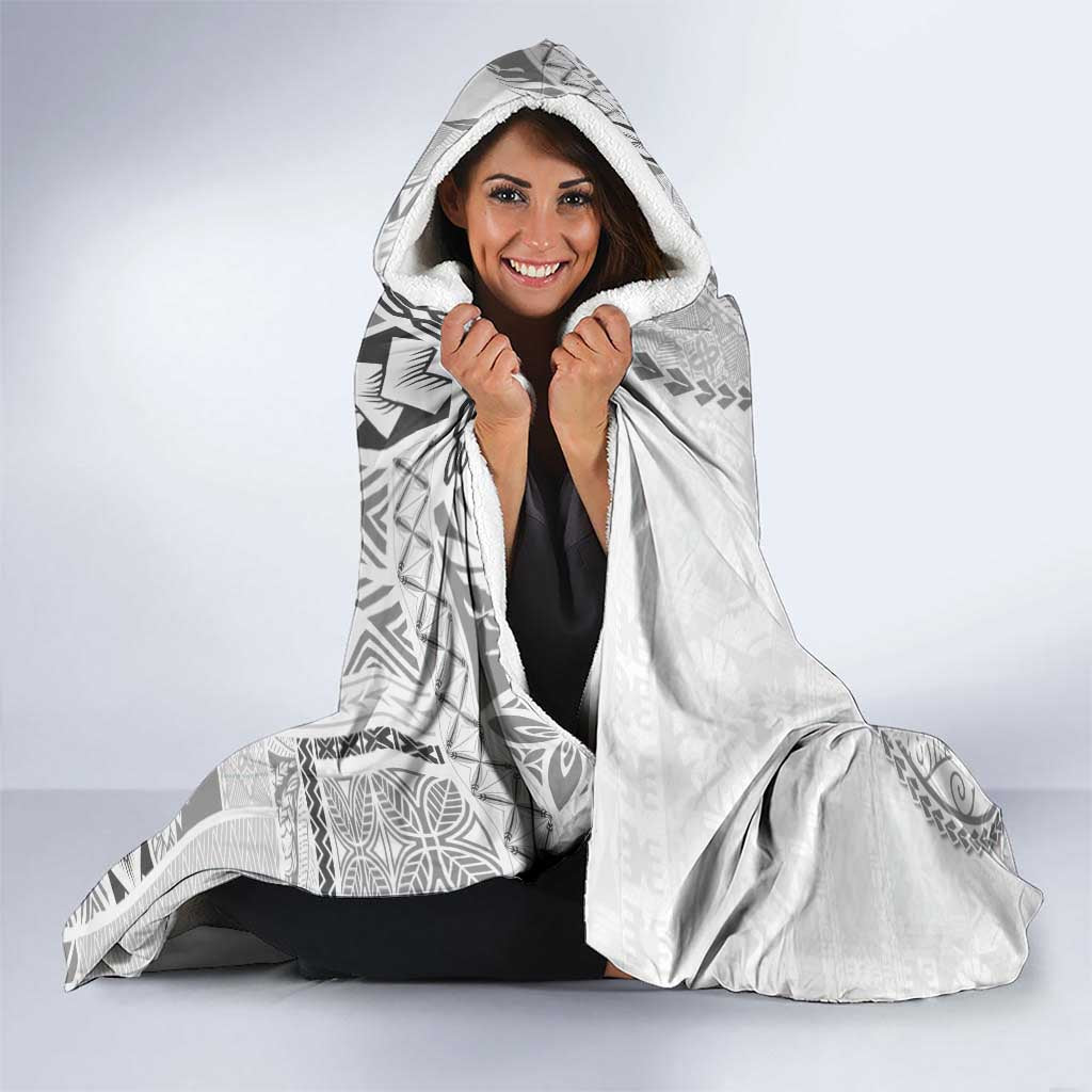 Samoa Siapo Elegant Hooded Blanket Hibiscus White Motifs - Polynesian Pride
