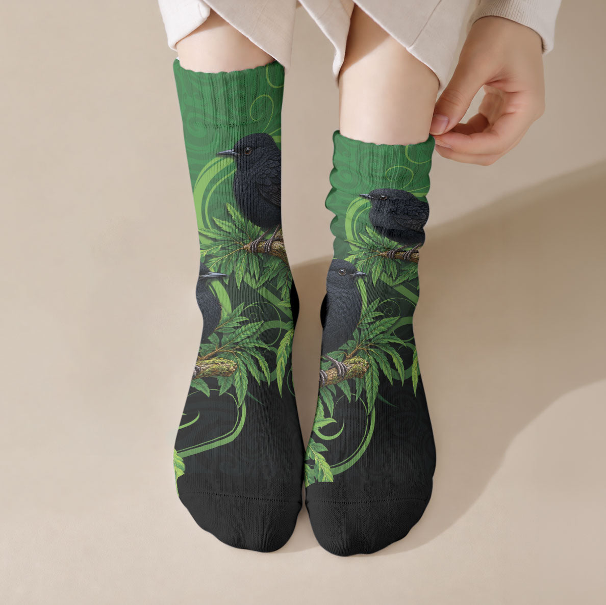 New Zealand Black Robin Crew Socks Karure Maori Koru Art Tattoo LT05 Crew Socks Green - Polynesian Pride
