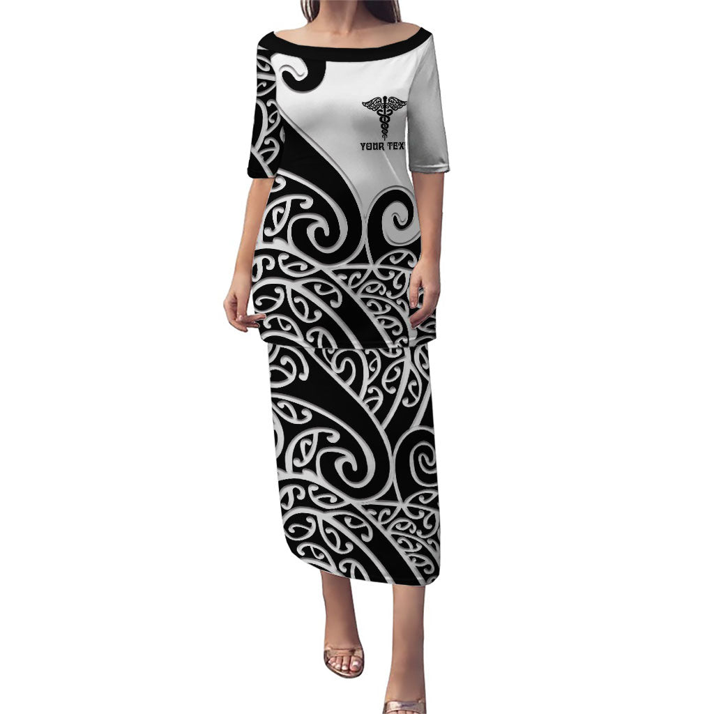 Personalised New Zealand Nurse Family Matching Puletasi and Hawaiian Shirt Maori Koru Black Version LT05 Mom's Dress Black - Polynesian Pride