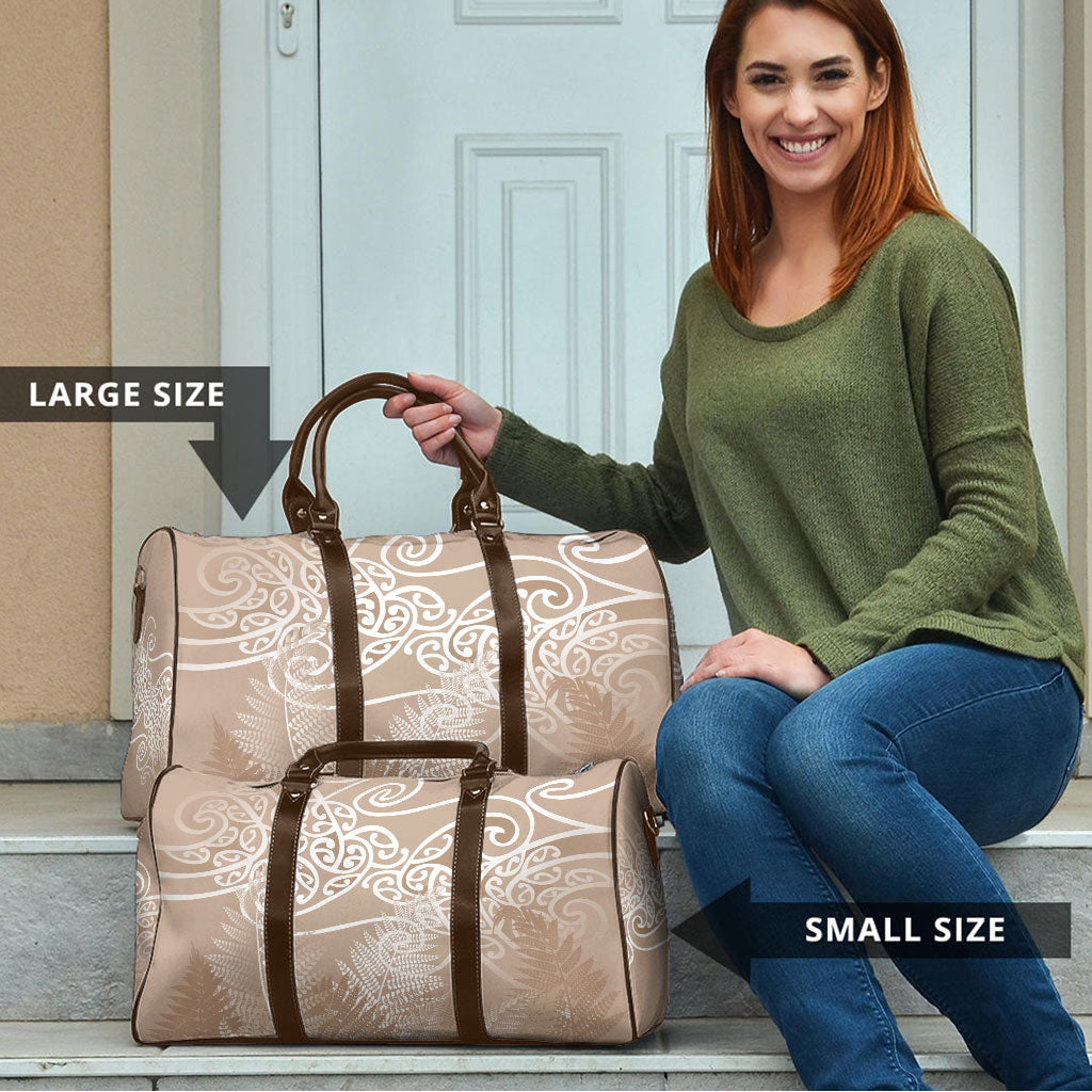 Aotearoa Maori Koru Curves Travel Bag Silver Ferns - Mocha