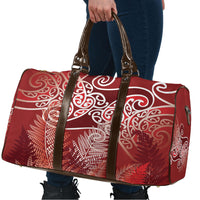 Aotearoa Maori Koru Curves Travel Bag Silver Ferns - Crimson Red